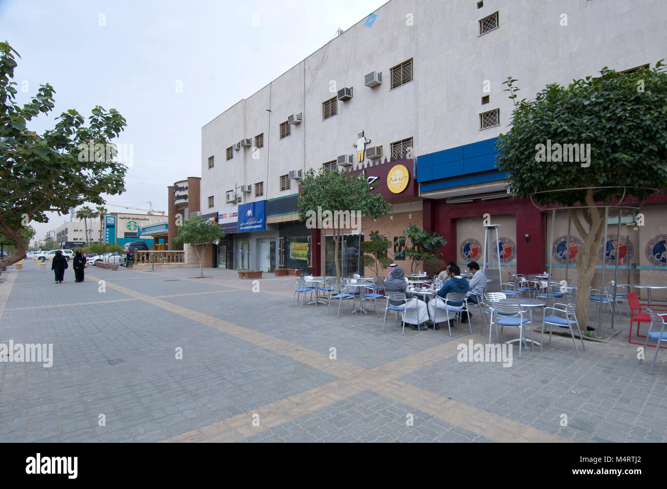Tahlia Street con i suoi negozi, cafe e la gente, Riyadh, Arabia Saudita, 01.12.2016 Foto Stock