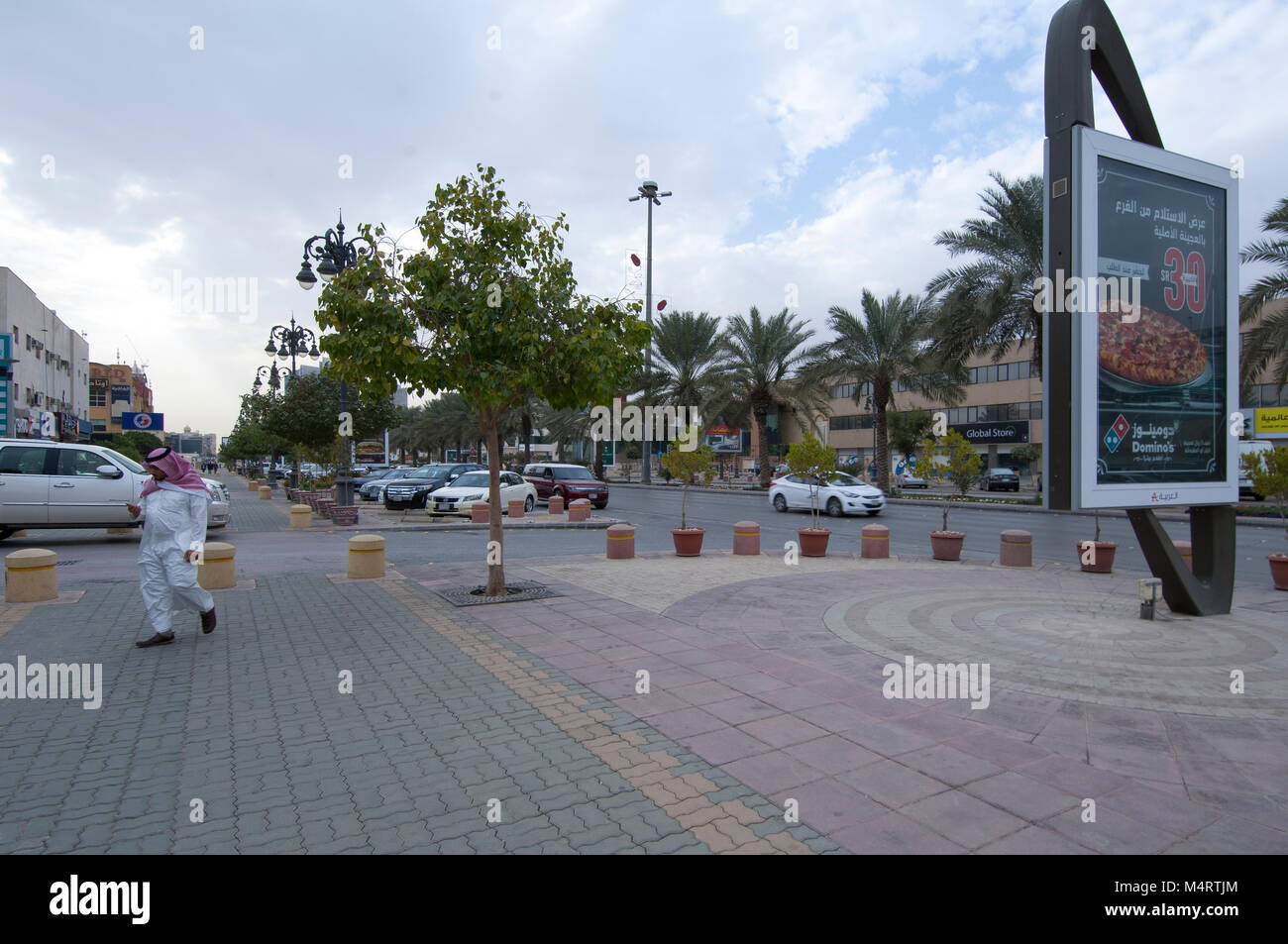 Tahlia Street con i suoi negozi, cafe e la gente, Riyadh, Arabia Saudita, 01.12.2016 Foto Stock