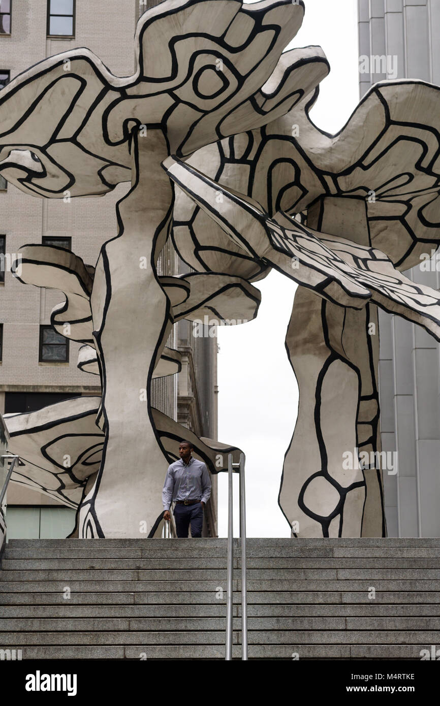 Un uomo che passa sotto un pubblico arte di installazione nella città di New York. Foto Stock