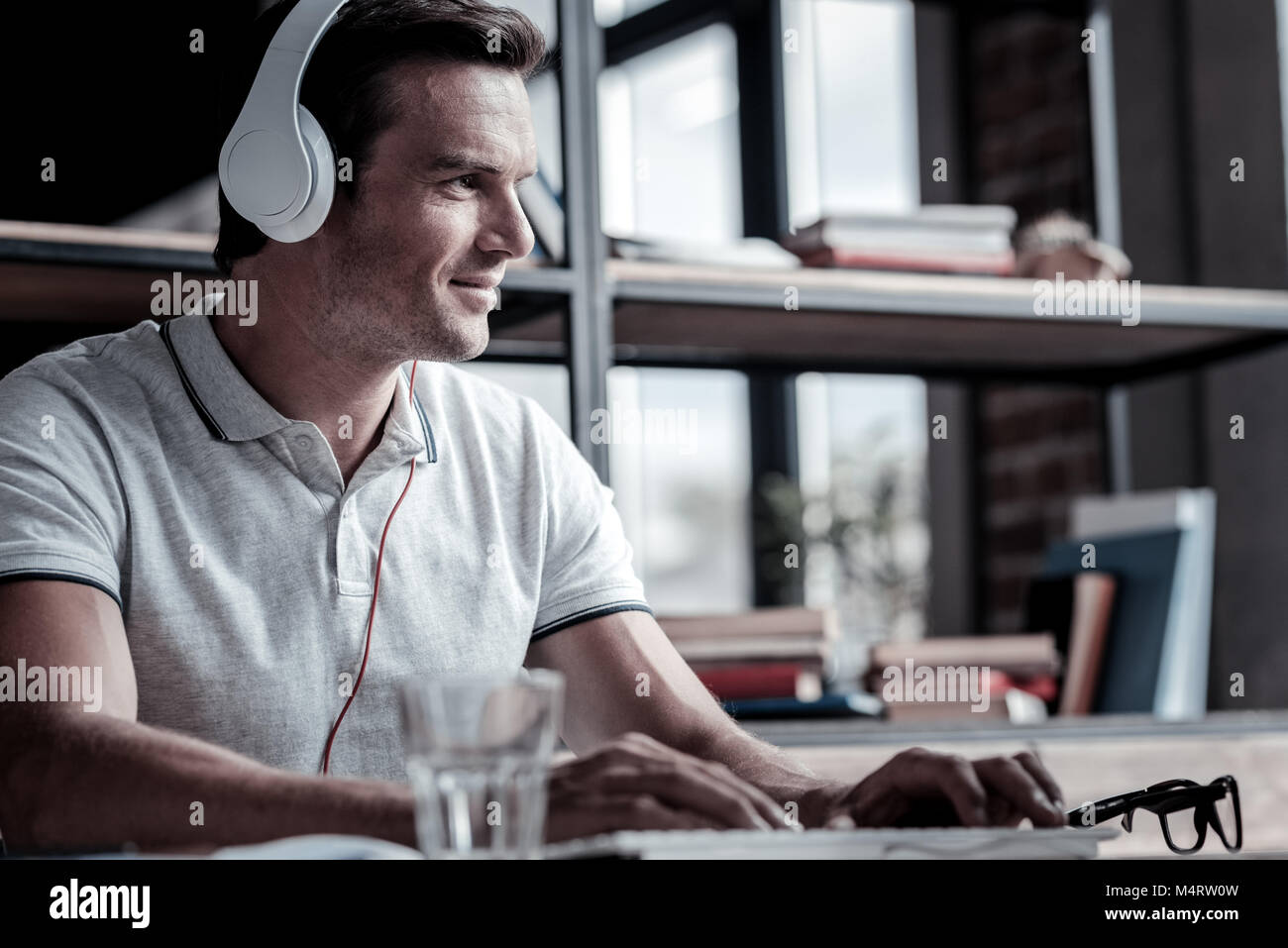 Mentalità positiva uomo sorridente mentre si ascolta la musica Foto Stock