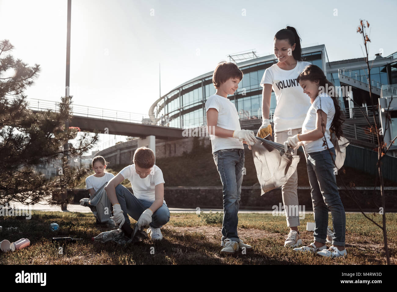 Piacevole giovane donna buttare fuori un bicchiere di plastica Foto Stock