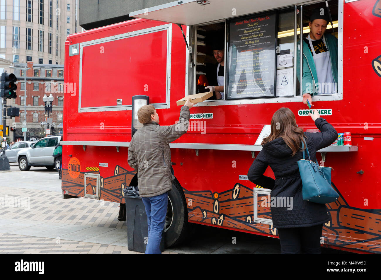 Lavoratori per ufficio Acquisto di pizza a un cibo carrello a Dewey Square vicino alla stazione sud di Boston Foto Stock