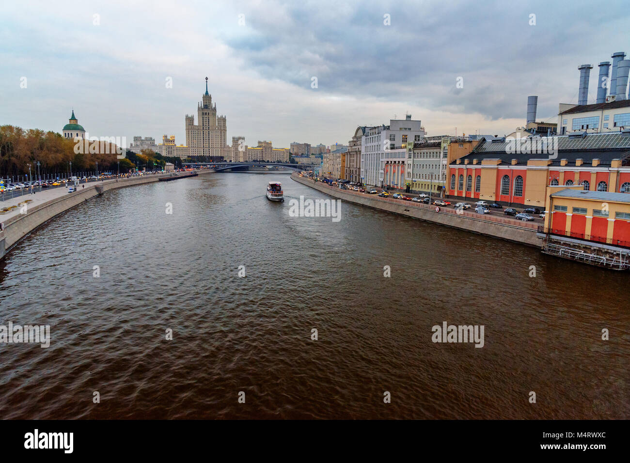 Mosca, Russia - 28 Settembre 2017: Vista di Moskvoretskaya Embankment e fiume di Mosca da Zaryadye Park di sera Foto Stock