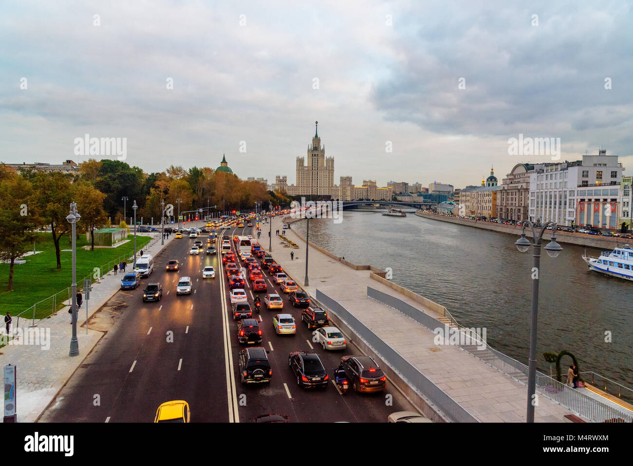 Mosca, Russia - 28 Settembre 2017: Vista di Moskvoretskaya Embankment e fiume di Mosca da Zaryadye Park di sera Foto Stock