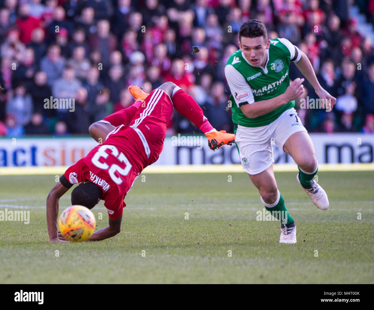 Edinburgh, Regno Unito. Xvii Feb, 2018. Scottish Premiereship Hibernian v Aberdeen, Edimburgo, Midlothian, Regno Unito. 17,02, 2018. Pic mostra: durante il primo semestre Hibs centrocampista, John McGinn, lascia Aberdeen centrocampista, Chidiebere Nwakali, nella sua scia Credito: Ian Jacobs Foto Stock