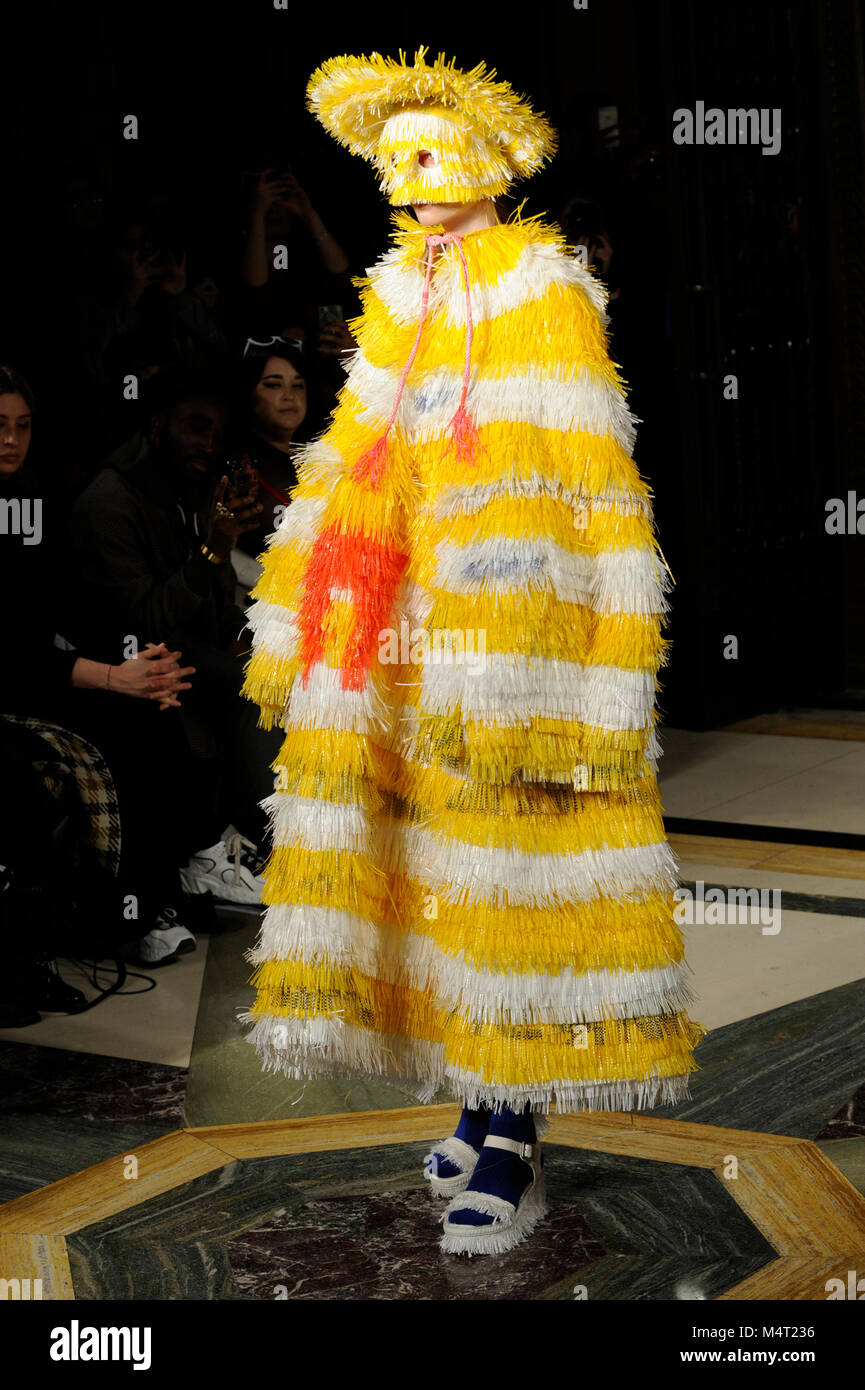 Modello sulla passerella durante la Maddie Williams sfilata di moda al Fashion Scout AW18 presso i Freemasons Hall, Covent Garden di Londra, Regno Unito. Fashion Scout avviene durante la London Fashion Week. Maddie Williams si è laureato dall'Università di Edimburgo lo scorso anno, vincente Moda laureato Scout Settimana di passerella tessili Award e la Dame Vivienne Westwood Premio Etico. 17 febbraio 2018. Credito: Antony ortica/Alamy Live News Foto Stock