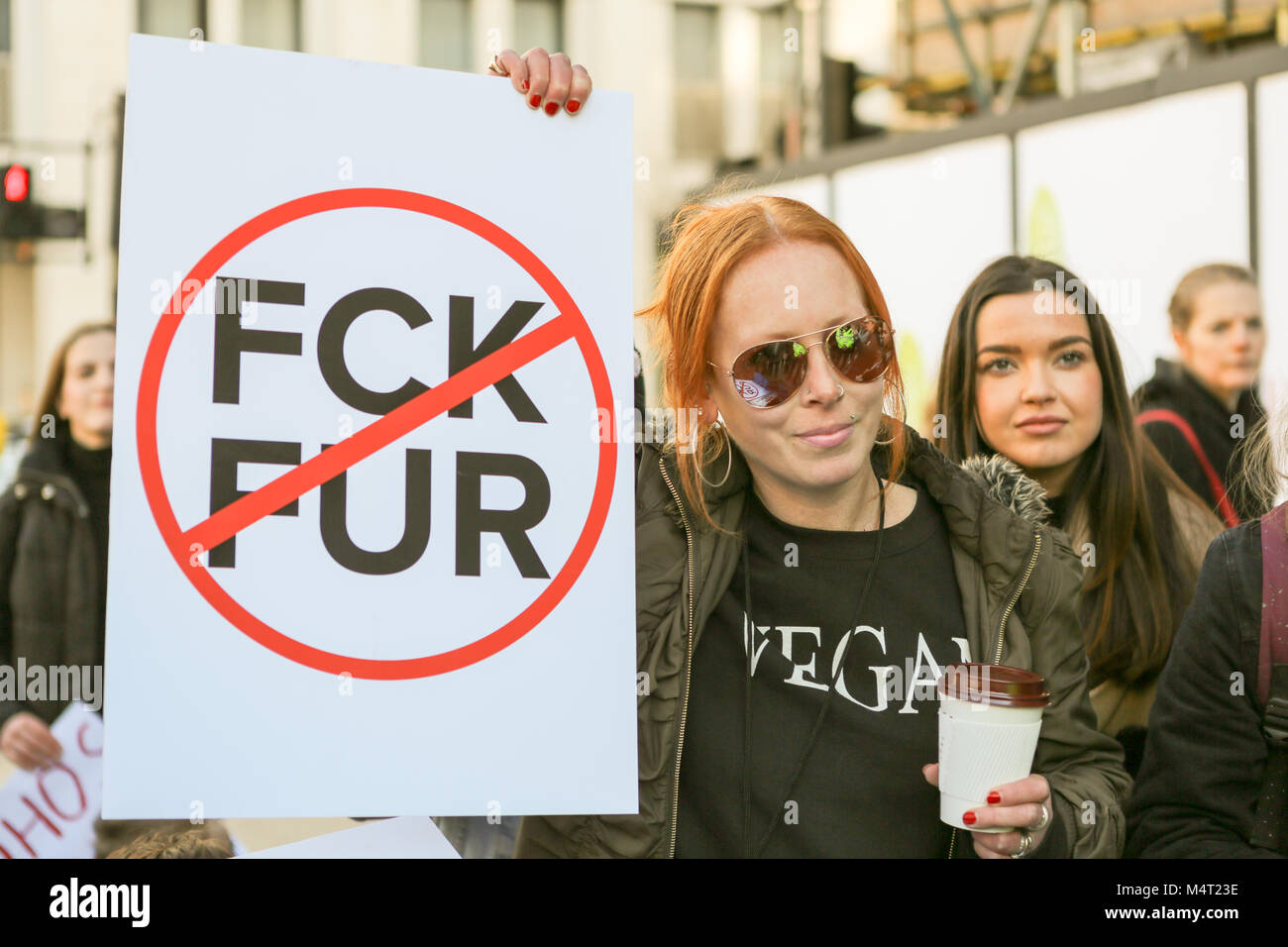 Xvii Feb, 2018. Anti fur manifestanti protesta al di fuori di luoghi utilizzati per la London Fashion Week 2018. Nonostante molti grandi case di moda la rimozione vera pelliccia dal loro collezioni l uso di pelliccia reale è ancora considerato indispensabile da pro fur designer. Penelope Barritt/Alamy Live News Foto Stock