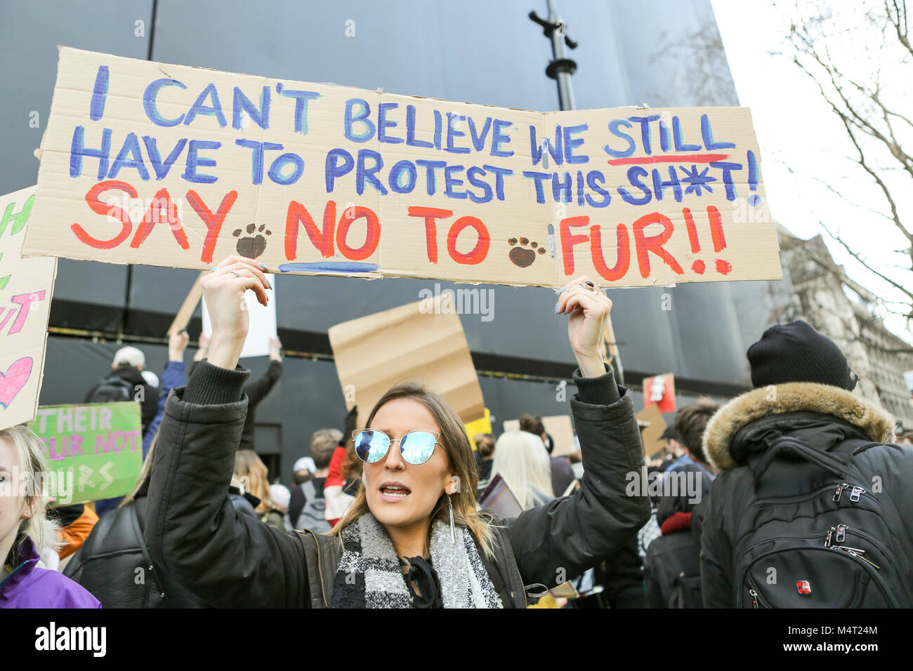 Xvii Feb, 2018. Anti fur manifestanti protesta al di fuori di luoghi utilizzati per la London Fashion Week 2018. Nonostante molti grandi case di moda la rimozione vera pelliccia dal loro collezioni l uso di pelliccia reale è ancora considerato indispensabile da pro fur designer. Penelope Barritt/Alamy Live News Foto Stock