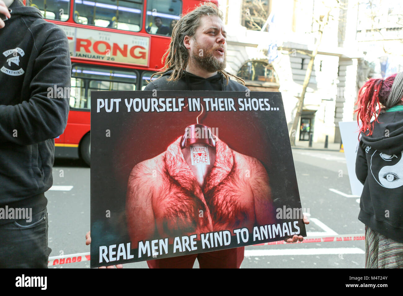 Xvii Feb, 2018. Anti fur manifestanti protesta al di fuori di luoghi utilizzati per la London Fashion Week 2018. Nonostante molti grandi case di moda la rimozione vera pelliccia dal loro collezioni l uso di pelliccia reale è ancora considerato indispensabile da pro fur designer. Penelope Barritt/Alamy Live News Foto Stock