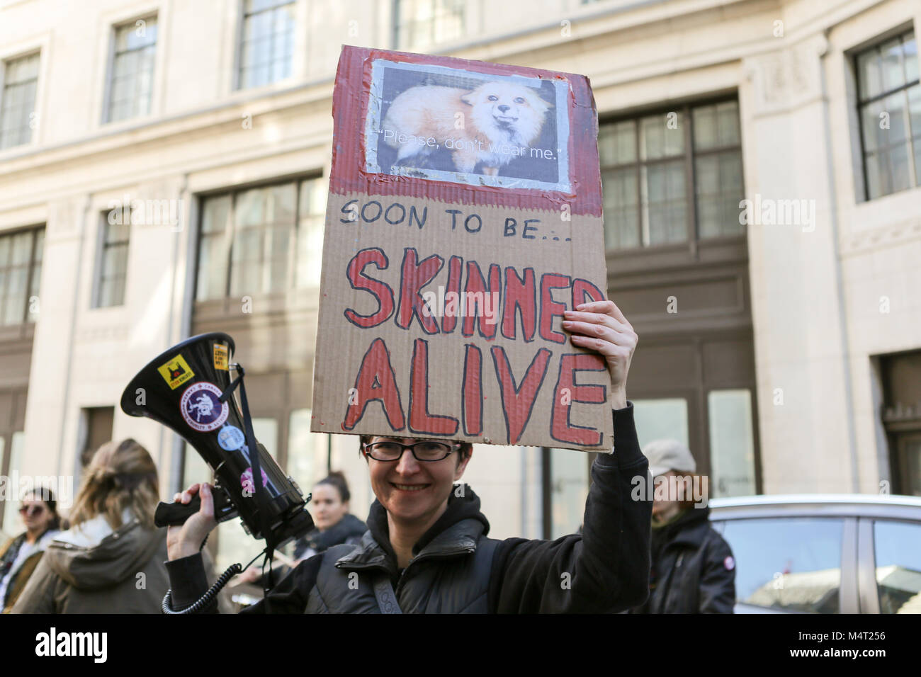 Xvii Feb, 2018. Anti fur manifestanti protesta al di fuori di luoghi utilizzati per la London Fashion Week 2018. Nonostante molti grandi case di moda la rimozione vera pelliccia dal loro collezioni l uso di pelliccia reale è ancora considerato indispensabile da pro fur designer. Penelope Barritt/Alamy Live News Foto Stock