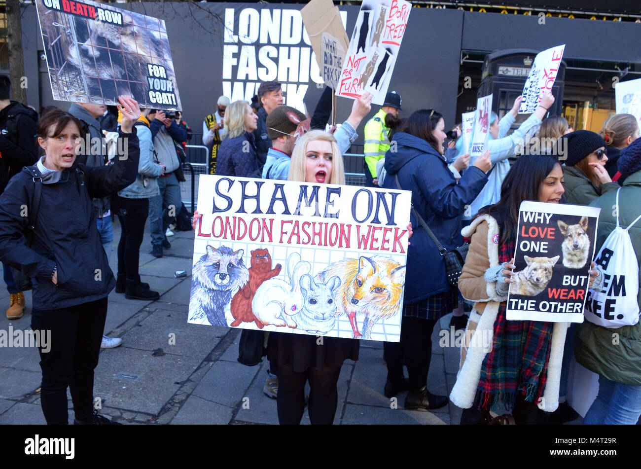 Londra, UK, 17 febbraio 2018 Anti fur protestare fuori BFC sul filamento al London Fashion Week inverno/caduta. Credito: JOHNNY ARMSTEAD/Alamy Live News Foto Stock