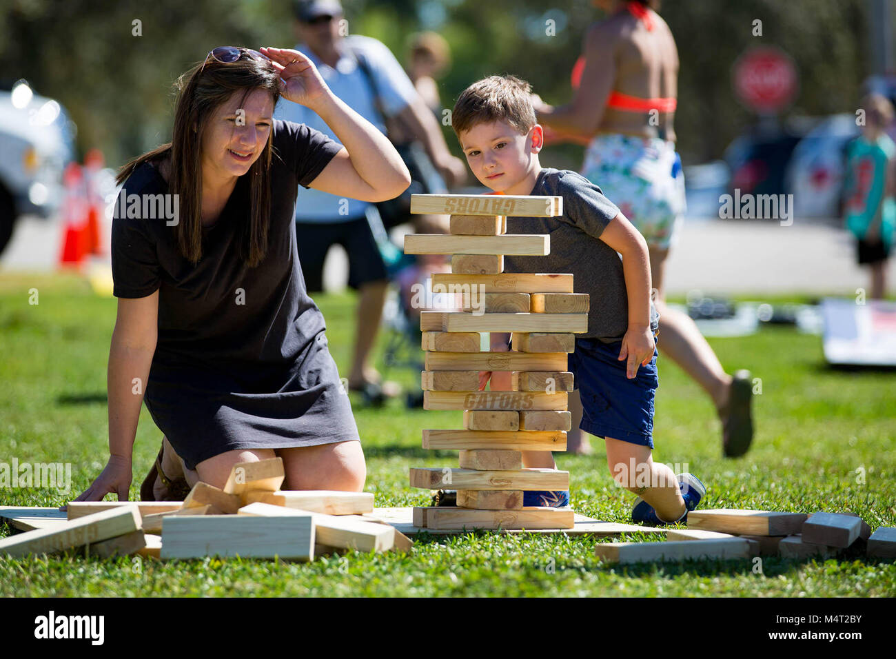 Wellington, Florida, Stati Uniti d'America. Xvii Feb, 2018. Shari Dominianni, Wellington, riproduce Jenga con suo figlio, Mason Dominianni, 5, durante il Wellington la prima famiglia di Lakeside giornata di divertimento al Wellington Centro Comunitario. Mason ha detto che amava la pesca il migliore! Attività gratuite incluse kayak, paddle boarding, pesca, case di bounce, prato per i giochi e le dimostrazioni con organizzazioni locali sotto il padiglione. Le classi di yoga e di meditazione sono state anche tenuto a Wellington, Florida il 17 febbraio 2018. Due più divertimento per tutta la famiglia giorni si terrà dalle ore 8 alle ore 1 p.m. 10 marzo e aprile 14. Costo: gratuito e informazioni Foto Stock