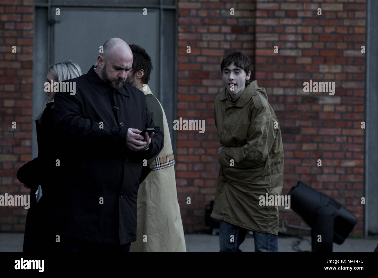 Liam Gallagher con suo figlio arriva a Burberry London Fashion Week mostra dove sono state soddisfatte da più di un centinaio di anti-fur contestatori. Liam riconosce i manifestanti con un gesto di mano. Credito: John Clarke/Alamy Live News Foto Stock