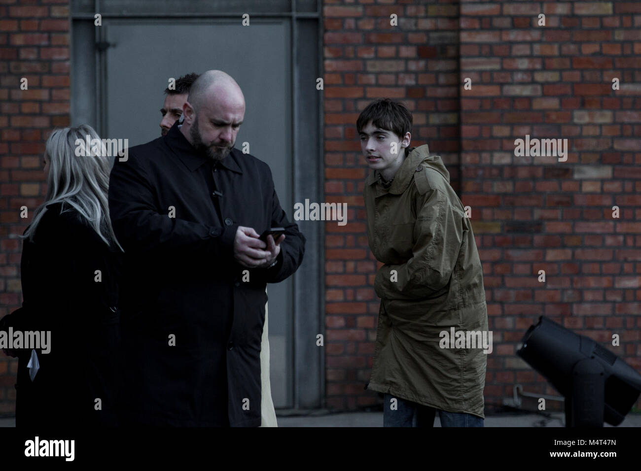 Liam Gallagher con suo figlio arriva a Burberry London Fashion Week mostra dove sono state soddisfatte da più di un centinaio di anti-fur contestatori. Liam riconosce i manifestanti con un gesto di mano. Credito: John Clarke/Alamy Live News Foto Stock