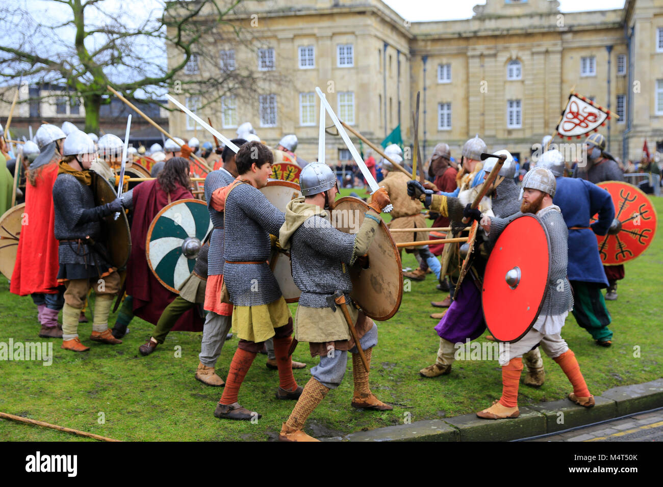 York, Regno Unito. Il 17 febbraio 2018. York Jorvik Viking Festival, York, North Yorkshire, Regno Unito. Scaramuccia tra vichinghi e sassoni durante l annuale Jorvik Viking Festival.. Credito: Alan Walmsley/Alamy Live News. Foto Stock