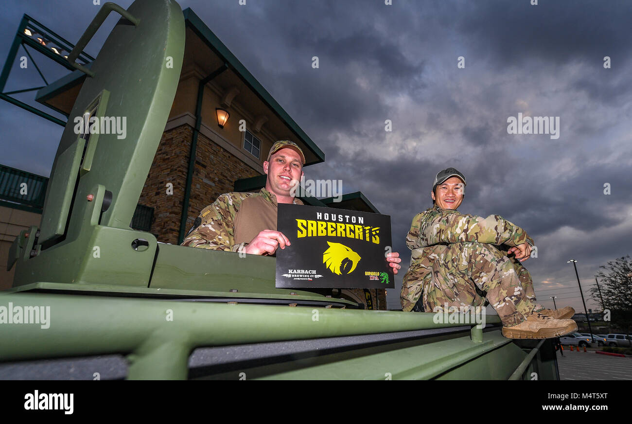 Sugar Land, TX, Stati Uniti d'America. Xvii Feb, 2018. Il Fort Bend Regional SWAT è rappresentato sul risponditore prima notte al grande Rugby League match tra il New York Athletic Club e la Houston SaberCats al campo della costellazione in Sugar Land, TX. Chris Brown/CSM/Alamy Live News Foto Stock