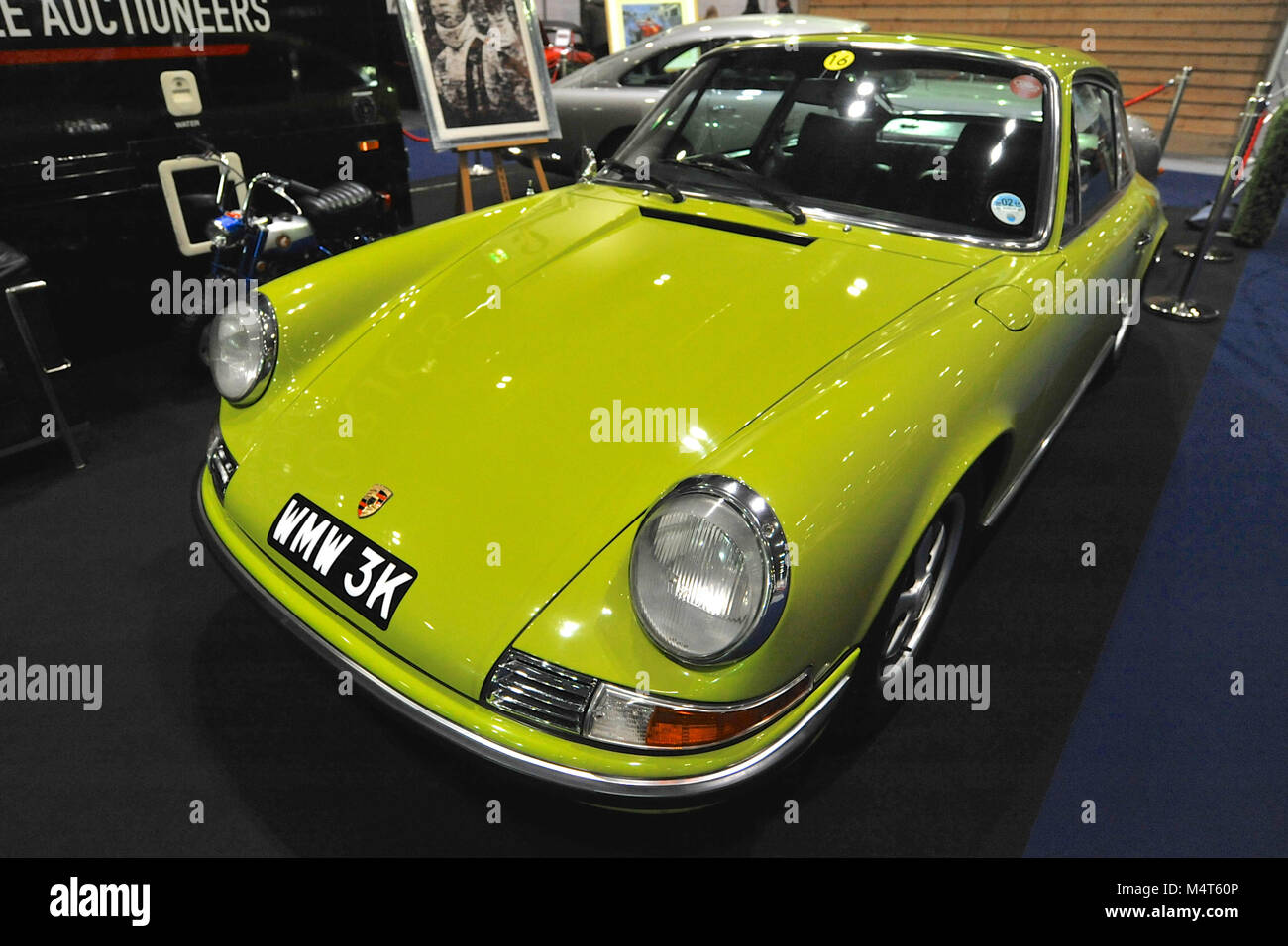 Un 1971 Porsche 911 2.4 S sul display al London Classic Car Show che si sta svolgendo a ExCel di Londra, Regno Unito. Più di 700 dei migliori posti al mondo per automobili classiche sono in esposizione presso lo show che vanno dal vintage pre-guerra tourer al moderno concetto di automobili. La mostra mette in circa 37.000 visitatori, che vanno dal grave teste di benzina per le persone che amano il bello e i veicoli classici. Credito: Michael Preston/Alamy Live News Foto Stock