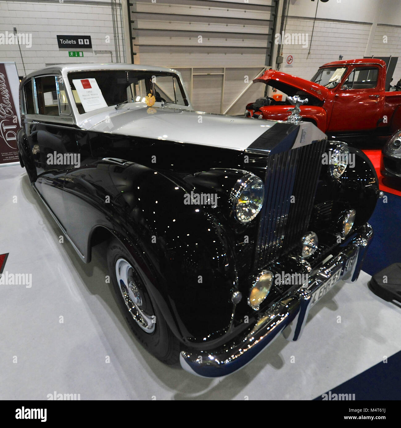 Una Rolls Royce Silver Wraith (precedentemente controllata da Prince Rainier III, Grace Kelly e il Principato di Monaco della famiglia reale) sul display al London Classic Car Show che si sta svolgendo a ExCel di Londra, Regno Unito. Più di 700 dei migliori posti al mondo per automobili classiche sono in esposizione presso lo show che vanno dal vintage pre-guerra tourer al moderno concetto di automobili. La mostra mette in circa 37.000 visitatori, che vanno dal grave teste di benzina per le persone che amano il bello e i veicoli classici. Credito: Michael Preston/Alamy Live News Foto Stock