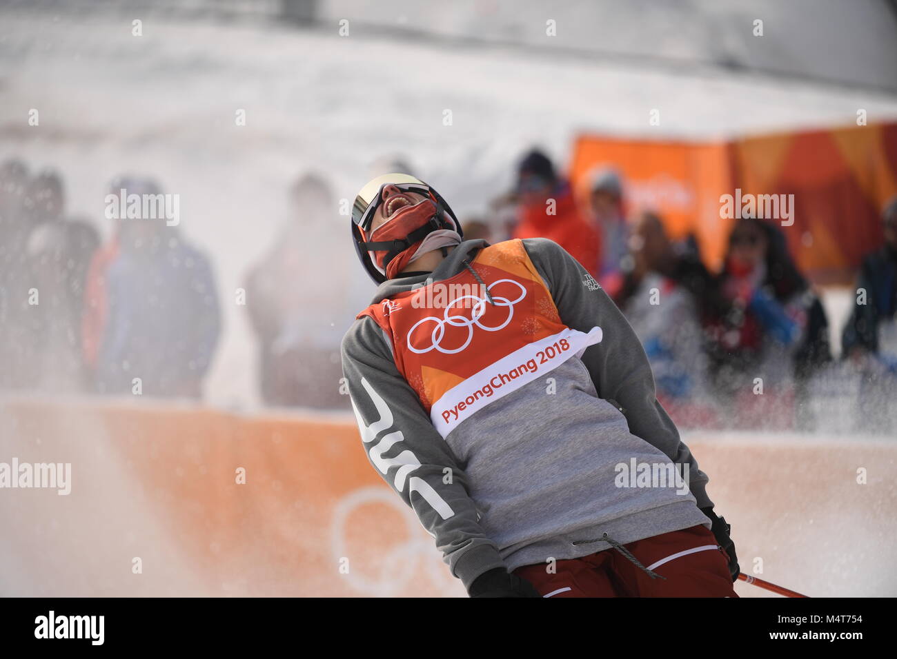 Pyeongchang, Corea del Sud. 18 Febbraio, 2018. Nick Goepper degli Stati Uniti celebra dopo aver terminato la sua esecuzione durante l'uomo ski slopestyle di sci freestyle al 2018 PyeongChang Olimpiadi invernali a Phoenix Snow Park, Sud Corea, nel febbraio 18, 2018. Nick Goepper ha vinto la medaglia d argento con punti 93.60. Credito: Lui Siu Wai/Xinhua/Alamy Live News Foto Stock