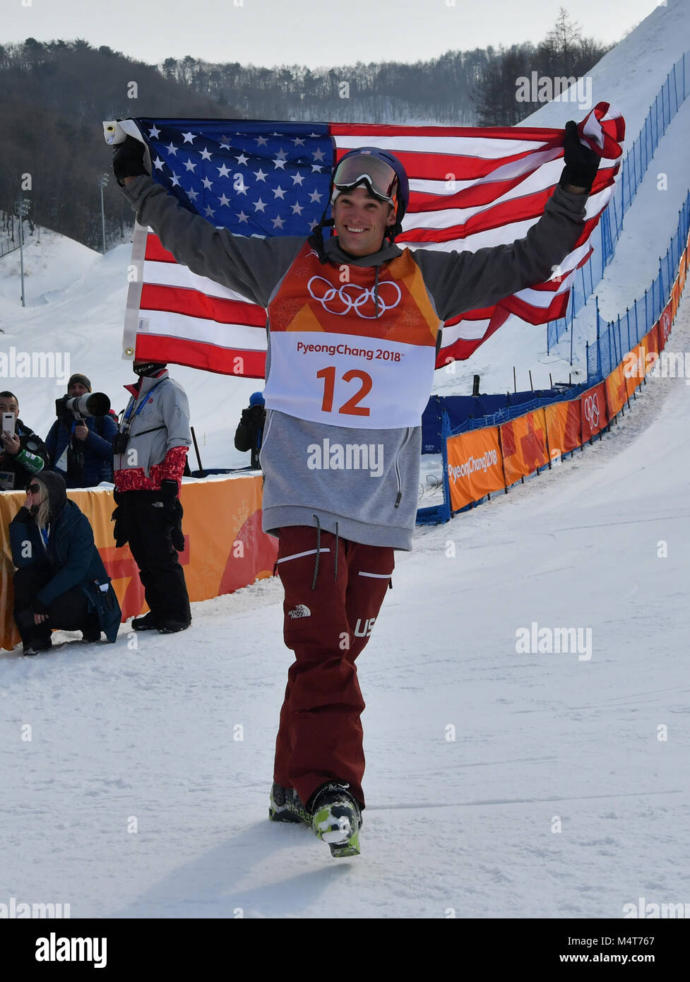 Pyeongchang, Corea del Sud. 18 Febbraio, 2018. Nick Goepper degli Stati Uniti celebra dopo l'uomo ski slopestyle di sci freestyle al 2018 PyeongChang Olimpiadi invernali a Phoenix Snow Park, Sud Corea, nel febbraio 18, 2018. Nick Goepper ha vinto la medaglia d argento con punti 93.60. Credito: Lui Siu Wai/Xinhua/Alamy Live News Foto Stock