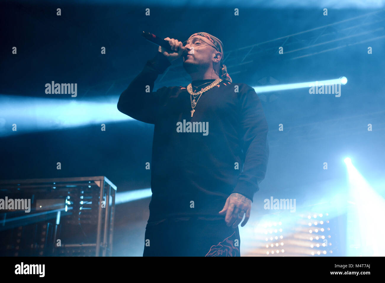 Napoli, Italia. Xvii Feb, 2018. Il rapper italiano Gué Pequeno esegue sul palco per il suo tour 'Gentleman Tour 2018" presso la Casa della Musica a Napoli, Italia. Credito: Mariano Montella/Alamy Live News Foto Stock