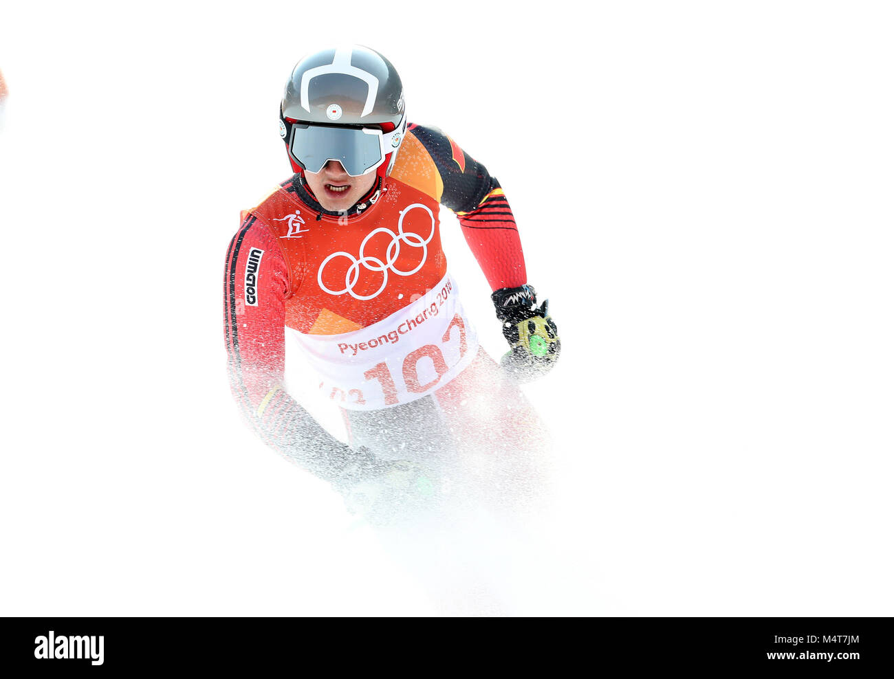 Pyeongchang, Corea del Sud. 18 Febbraio, 2018. Zhang Yangming della Cina compete durante lo slalom gigante maschile di sci alpino a 2018 PyeongChang Olimpiadi invernali a Yongpyong Alpine Center, Corea del Sud, nel febbraio 18, 2018. Zhang Yangming ha ottenuto la 69a posto nel tempo di 2:48.68 in totale. Credito: Li pista/Xinhua/Alamy Live News Foto Stock