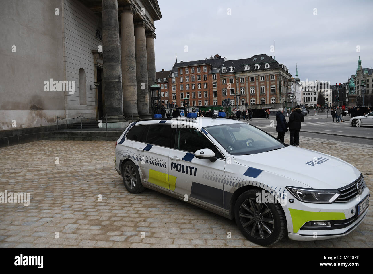 Copenaghen / Danimarca / 18 Febbraio.2018  persone in piedi fuori il Palazzo Christiansborg Chiesa di linee a dire ultimo addio al principe Henrik scomparso nel il 13 feb 2018 suo castcast è nel Palazzo Christiansborg Chiesa oggi domenica la chiesa è aperto al pubblico per alst addio alla fine il principe Henrik di Danimarca. (Foto.Francesco Giuseppe decano / Deanpictures. Credito: Francesco Giuseppe decano / Deanpictures/Alamy Live News Foto Stock