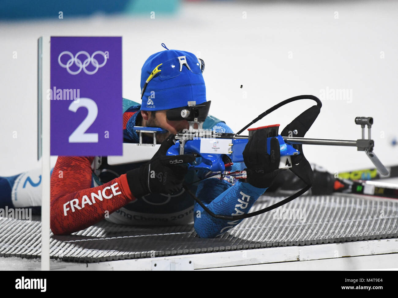 Pyeongchang. 18 Febbraio, 2018. Martin Fourcade della Francia germogli durante uomini 15km massa evento di inizio del biathlon al 2018 PyeongChang Giochi Olimpici Invernali a Alpensia Centro Biathlon, Feb.18?2018 Martin Fourcade della Francia ha sostenuto il campione in un tempo di 35:47.3. Credito: Wang Haofei/Xinhua/Alamy Live News Foto Stock