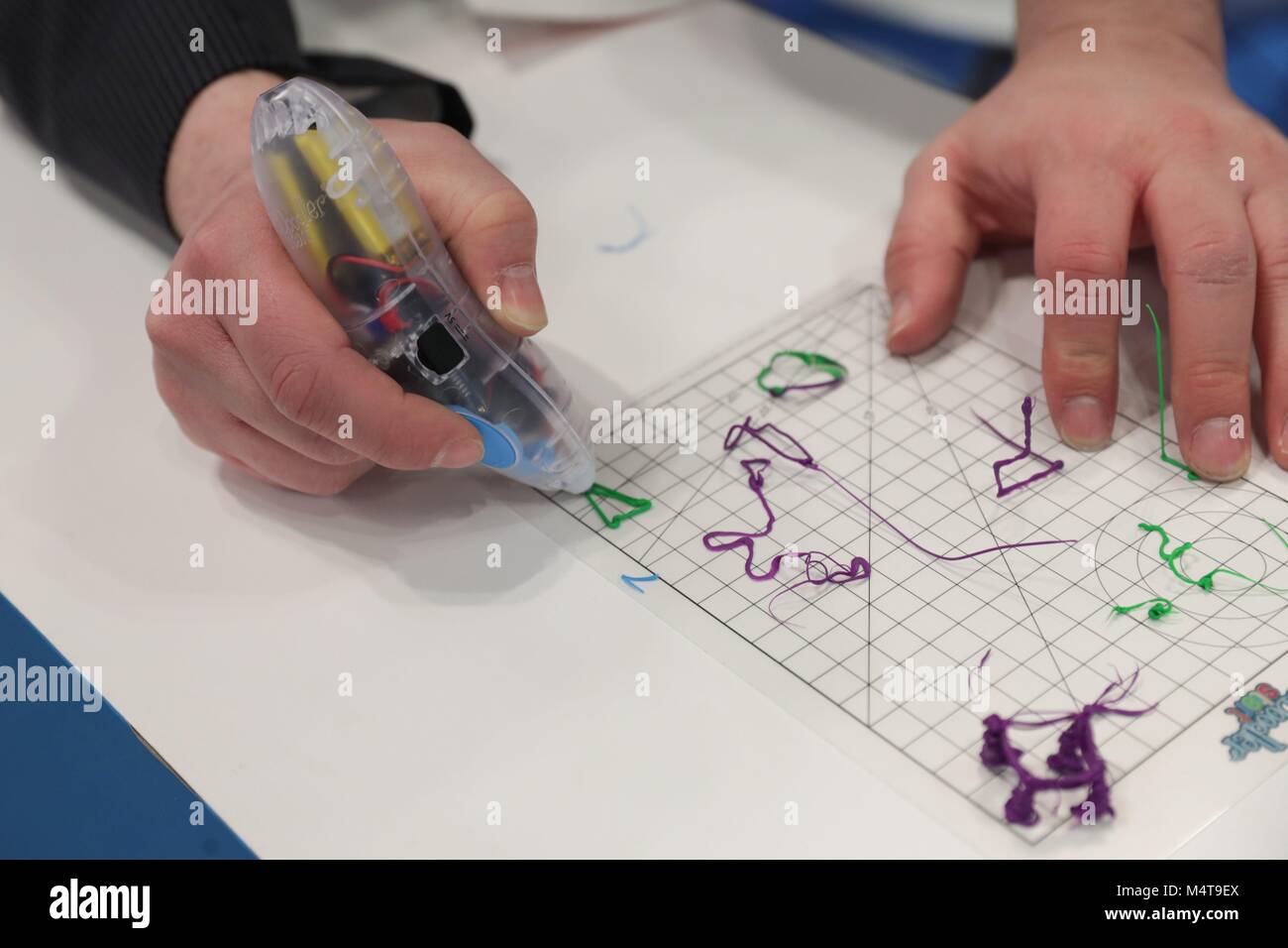 Jacob K. Javits Convention Center di New York, Stati Uniti d'America, 17 Febbraio 2018 - 3Doodler mostrando loro 3D penna durante il primo giorno della American International Toy Fair 2018 oggi nella città di New York. Foto: Luiz Rampelotto/EuropaNewswire.Caption locale *** 00006045 | Utilizzo di credito in tutto il mondo: dpa picture alliance/Alamy Live News Foto Stock