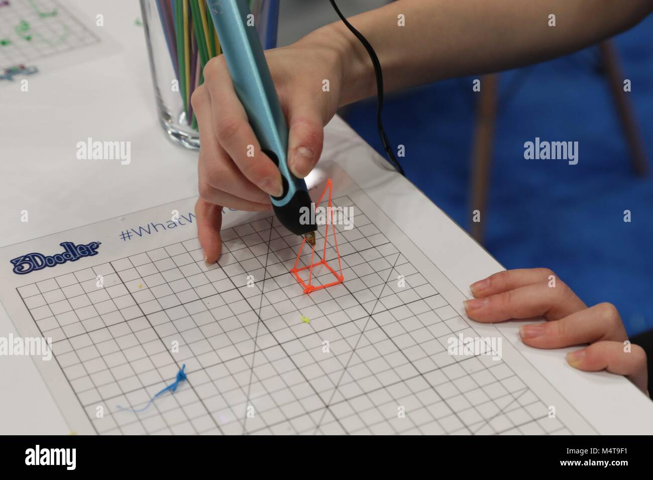 Jacob K. Javits Convention Center di New York, Stati Uniti d'America, 17 Febbraio 2018 - 3Doodler mostrando loro 3D penna durante il primo giorno della American International Toy Fair 2018 oggi nella città di New York. Foto: Luiz Rampelotto/EuropaNewswire.Caption locale *** 00006049 | Utilizzo di credito in tutto il mondo: dpa picture alliance/Alamy Live News Foto Stock