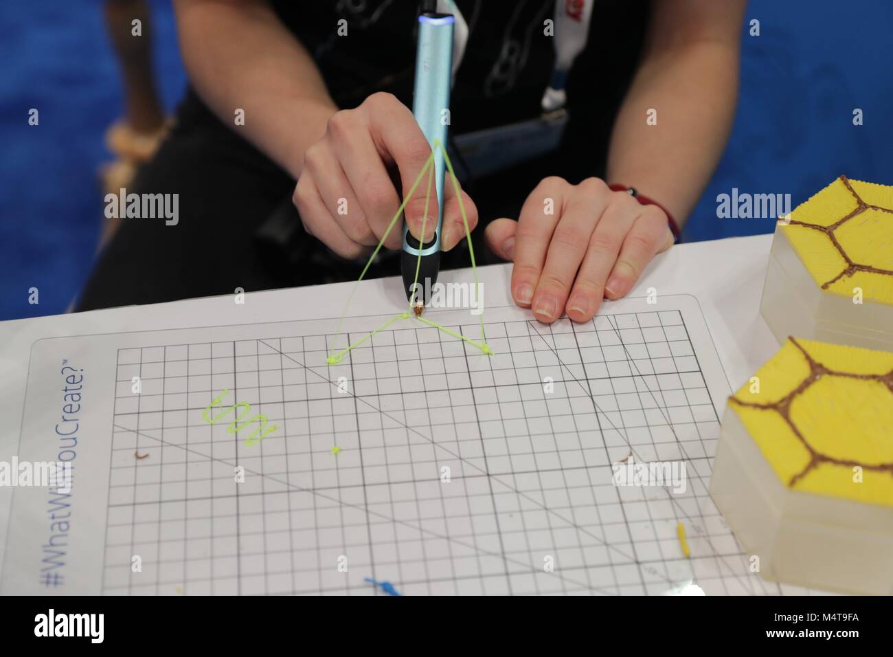 Jacob K. Javits Convention Center di New York, Stati Uniti d'America, 17 Febbraio 2018 - 3Doodler mostrando loro 3D penna durante il primo giorno della American International Toy Fair 2018 oggi nella città di New York. Foto: Luiz Rampelotto/EuropaNewswire.Caption locale *** 00006046 | Utilizzo di credito in tutto il mondo: dpa picture alliance/Alamy Live News Foto Stock