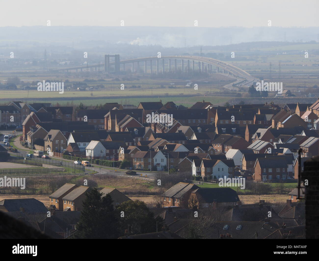 Cattedrale sul mare, Kent, Regno Unito. 18 Febbraio, 2018. Regno Unito Meteo: un altro soleggiato e caldo giorno nella Cattedrale sul mare e sull'Isola di Sheppey in nord Kent. Il Sheppey Crossing. Temp: 10c. Credito: James Bell/Alamy Live News Foto Stock