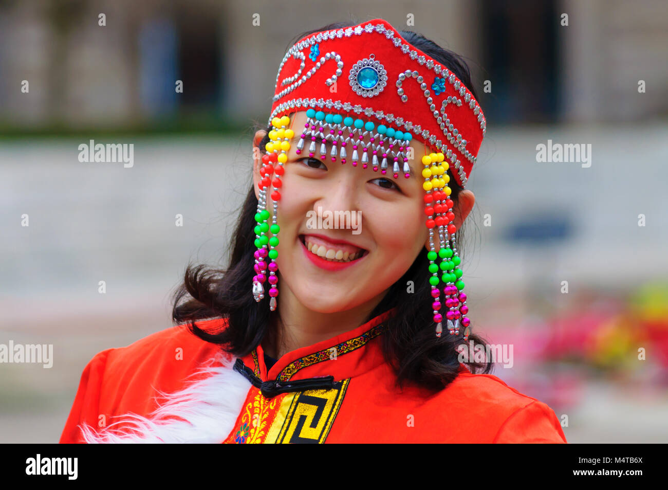 Glasgow, Scotland, Regno Unito. 18 Febbraio, 2018. Glasgow festeggia il nuovo anno cinese 2018. Per contrassegnare l'anno del cane una celebrazione multiculturale si è tenuto a George Square che includevano il drago e il leone danze, musica da Glasgow Police Pipe Band e percussionisti africani. La manifestazione è stata organizzata dalla cultura cinese e la società del benessere in Scozia in partenariato con il consiglio della città. Credito: Berretto Alamy/Live News Foto Stock