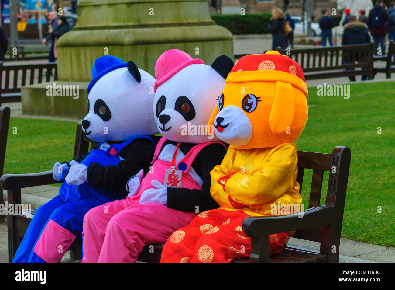 Glasgow, Scotland, Regno Unito. 18 Febbraio, 2018. Glasgow festeggia il nuovo anno cinese 2018. Per contrassegnare l'anno del cane una celebrazione multiculturale si è tenuto a George Square che includevano il drago e il leone danze, musica da Glasgow Police Pipe Band e percussionisti africani. La manifestazione è stata organizzata dalla cultura cinese e la società del benessere in Scozia in partenariato con il consiglio della città. Credito: Berretto Alamy/Live News Foto Stock