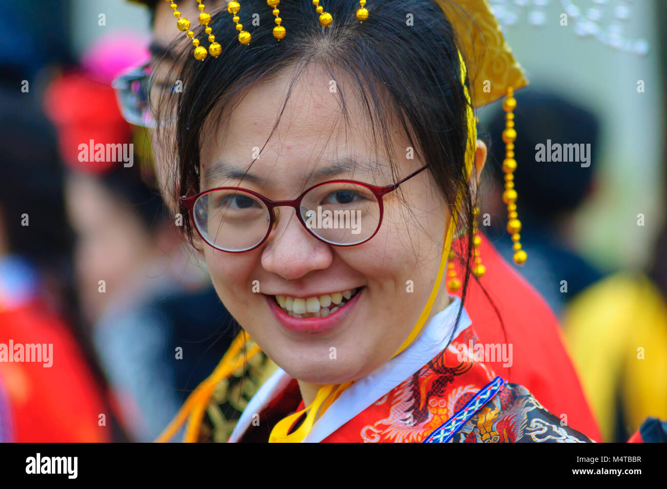 Glasgow, Scotland, Regno Unito. 18 Febbraio, 2018. Glasgow festeggia il nuovo anno cinese 2018. Per contrassegnare l'anno del cane una celebrazione multiculturale si è tenuto a George Square che includevano il drago e il leone danze, musica da Glasgow Police Pipe Band e percussionisti africani. La manifestazione è stata organizzata dalla cultura cinese e la società del benessere in Scozia in partenariato con il consiglio della città. Credito: Berretto Alamy/Live News Foto Stock