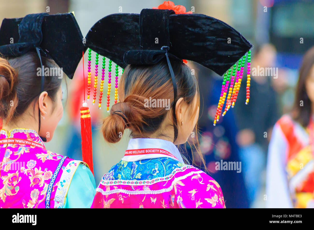 Glasgow, Scotland, Regno Unito. 18 Febbraio, 2018. Glasgow festeggia il nuovo anno cinese 2018. Per contrassegnare l'anno del cane una celebrazione multiculturale si è tenuto a George Square che includevano il drago e il leone danze, musica da Glasgow Police Pipe Band e percussionisti africani. La manifestazione è stata organizzata dalla cultura cinese e la società del benessere in Scozia in partenariato con il consiglio della città. Credito: Berretto Alamy/Live News Foto Stock