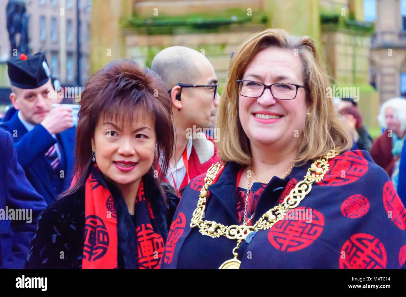 Glasgow, Scotland, Regno Unito. 18 Febbraio, 2018. Il Lord Provost di Glasgow Eva Bolander festeggia il nuovo anno cinese 2018. Per contrassegnare l'anno del cane una celebrazione multiculturale si è tenuto a George Square che includevano il drago e il leone danze, musica da Glasgow Police Pipe Band e percussionisti africani. La manifestazione è stata organizzata dalla cultura cinese e la società del benessere in Scozia in partenariato con il consiglio della città. Credito: Berretto Alamy/Live News Foto Stock