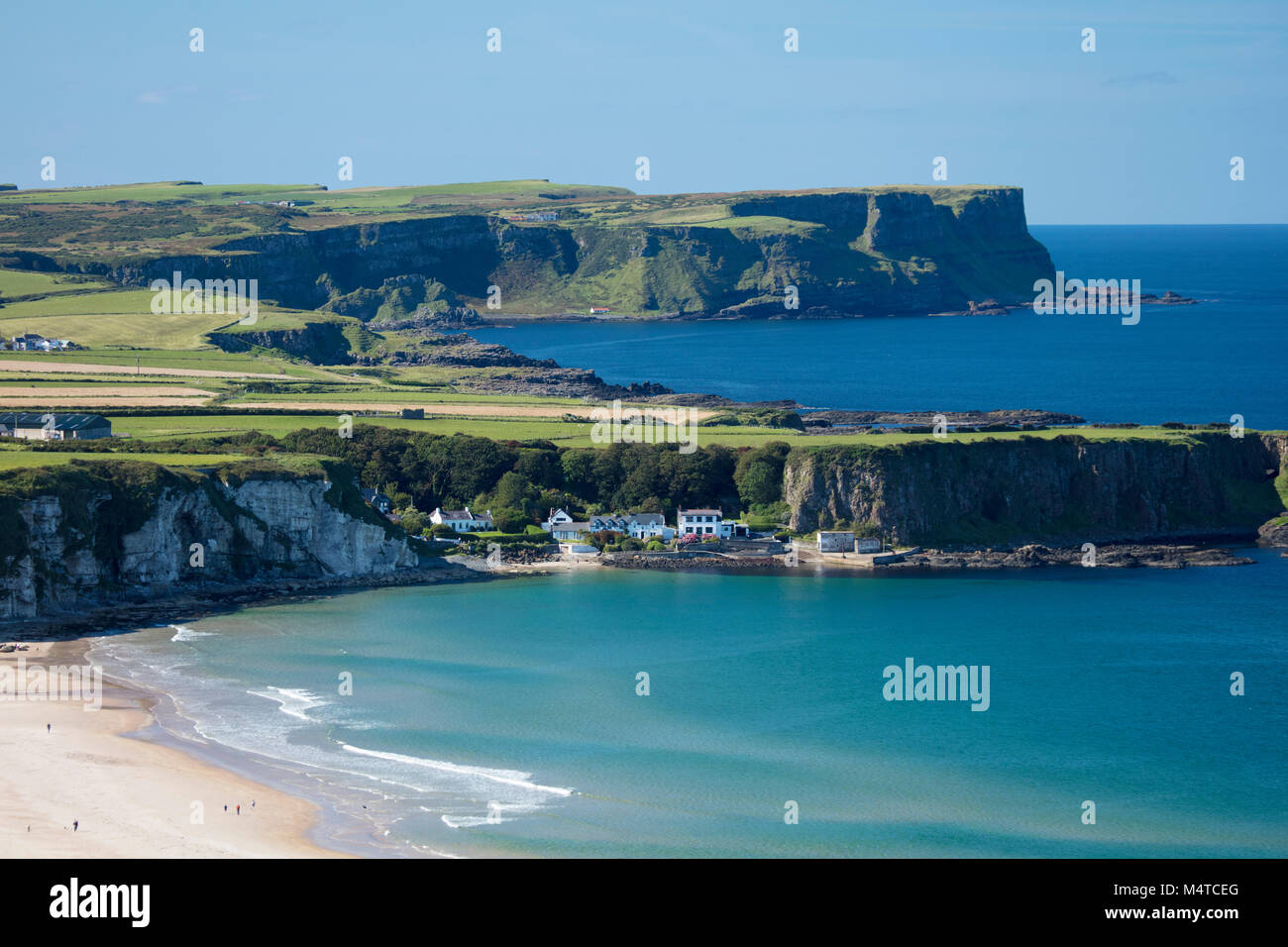 Vista sul parco bianco Bay e Portbraddan, Causeway Coast, County Antrim, Irlanda del Nord. Foto Stock
