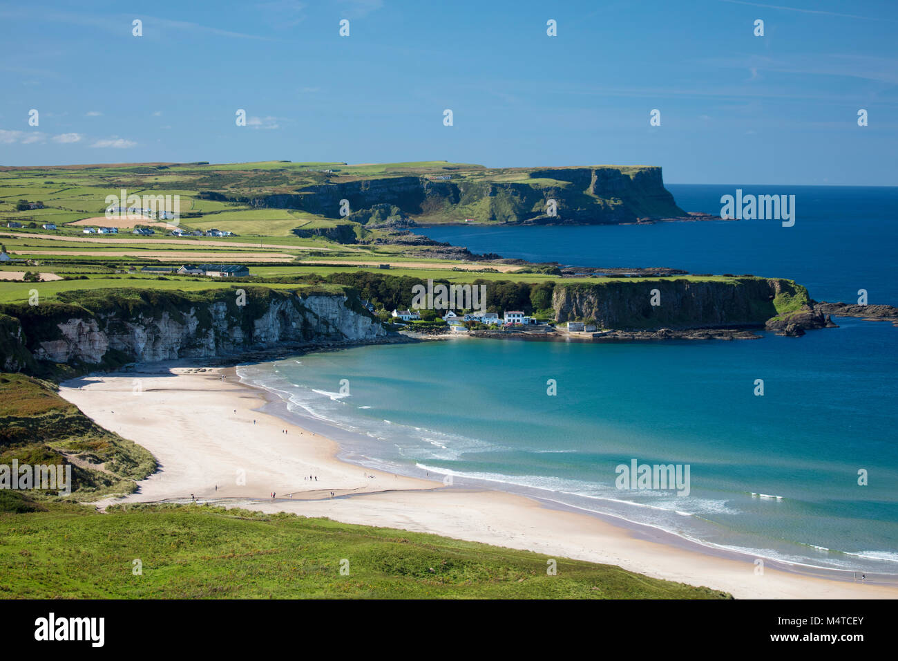 Vista sul parco bianco Bay e Portbraddan, Causeway Coast, County Antrim, Irlanda del Nord. Foto Stock