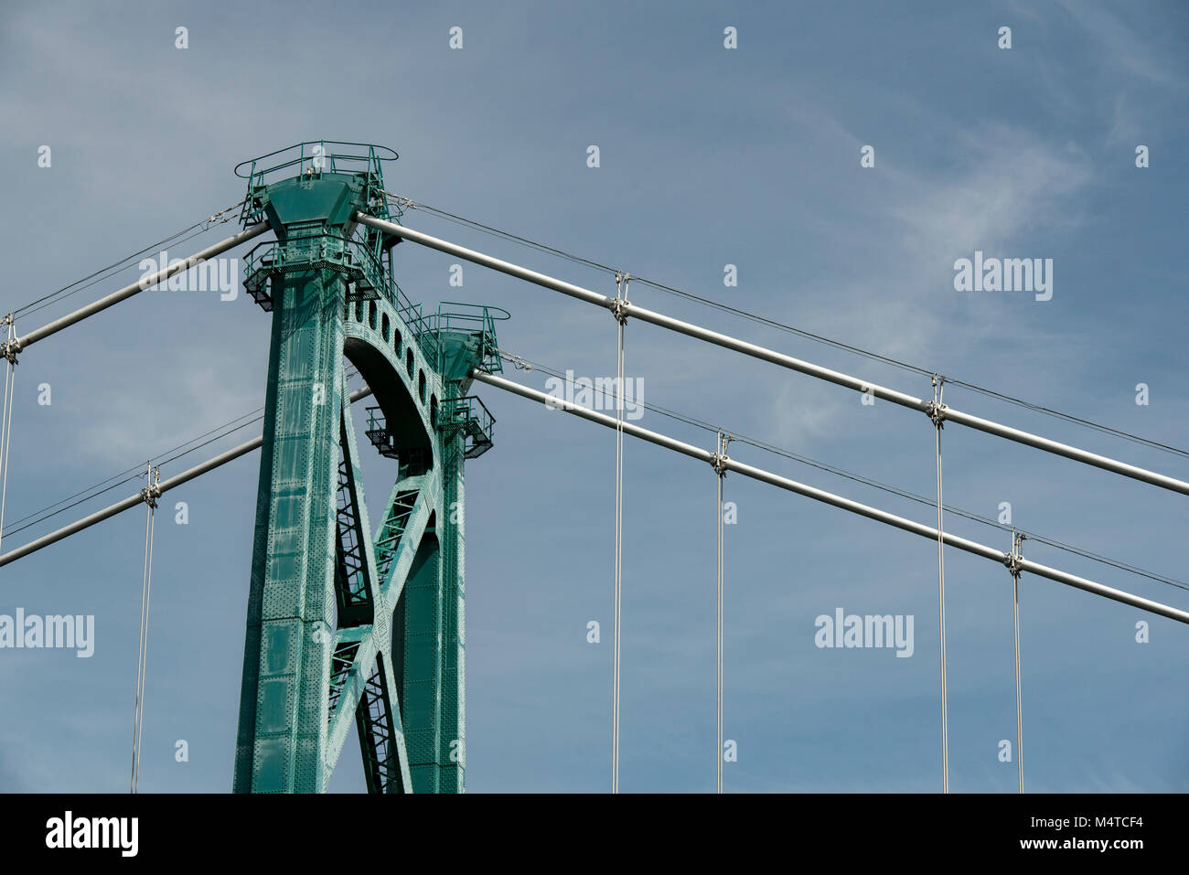 Vancouver, British Columbia, Canada. Ponte Lions Gate, vista ingrandita della parte superiore di una delle due torri con cavi di sospensione. Foto Stock