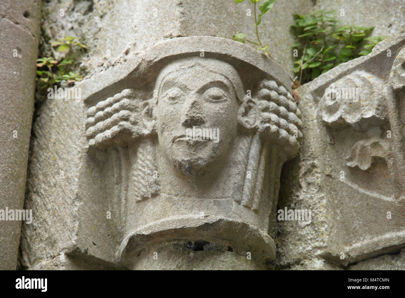 Scultura in pietra in corrispondenza del XIII secolo Corcomroe Abbey, County Clare, Irlanda. Foto Stock