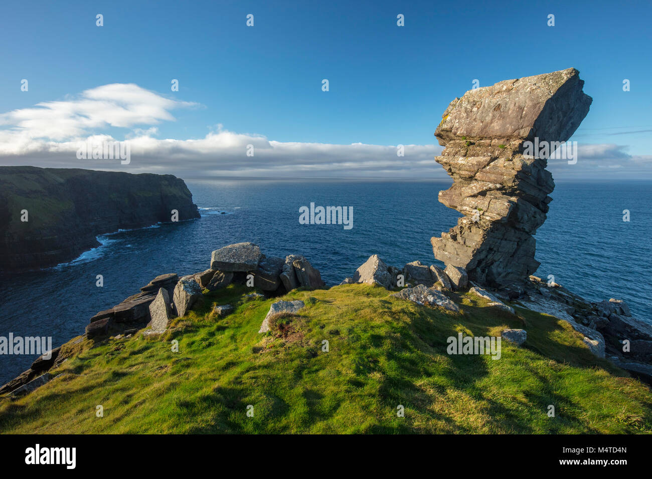 Formazione di roccia a Hag la testa, le scogliere di Moher passeggiata costiera, County Clare, Irlanda. Foto Stock