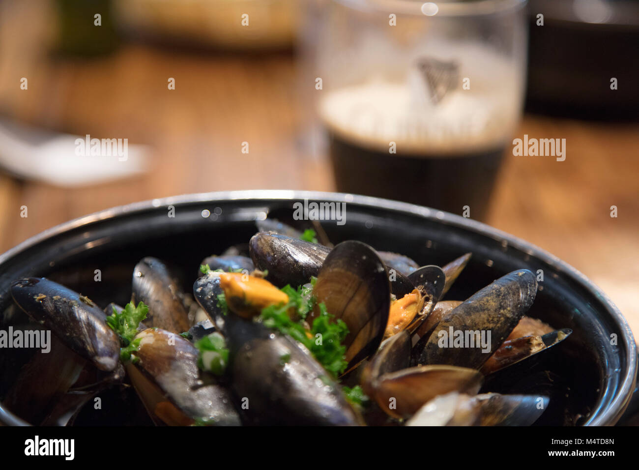 Cozze e Guinness - grande pub irlandese cibo. Clifden, nella contea di Galway, Irlanda. Foto Stock