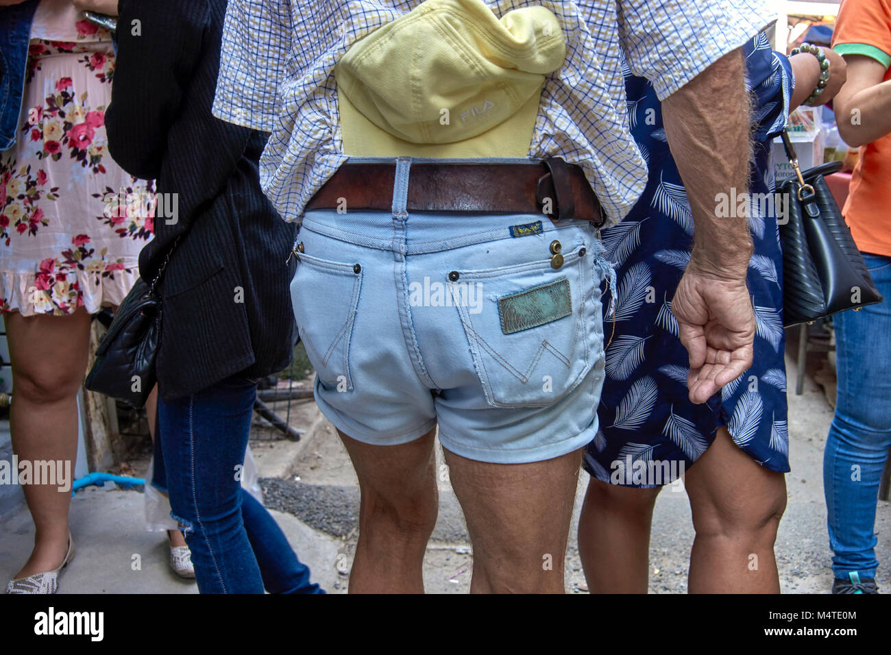 Uomo che indossa pantaloncini denim all'esterno. Foto Stock