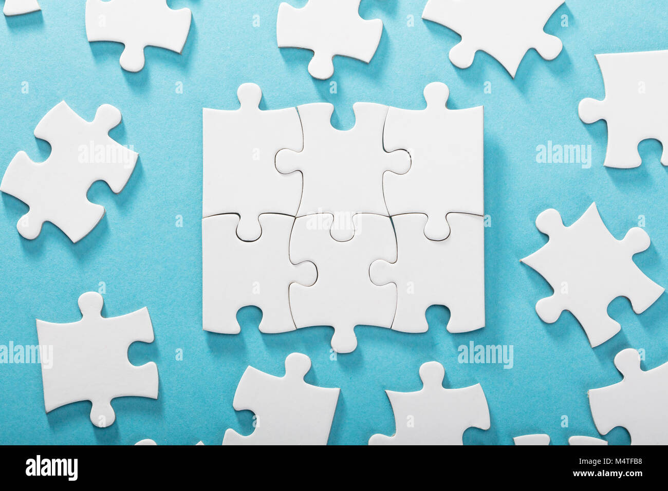 Vista in elevazione del White Jigsaw Puzzle su sfondo blu Foto Stock