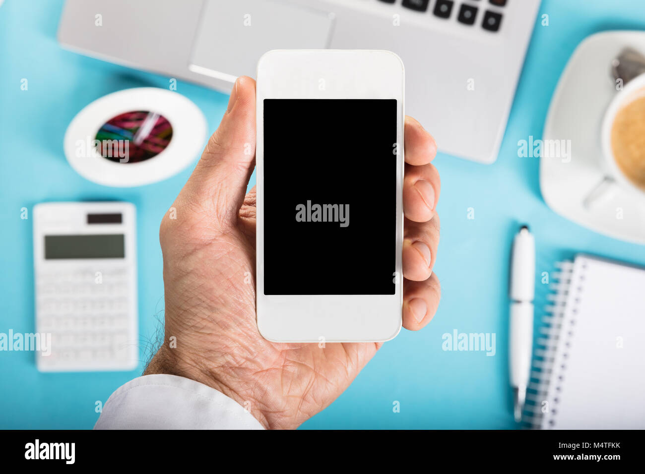 Close-up di un imprenditore tenendo premuto lo schermo è vuoto Smart Phone in Office Foto Stock