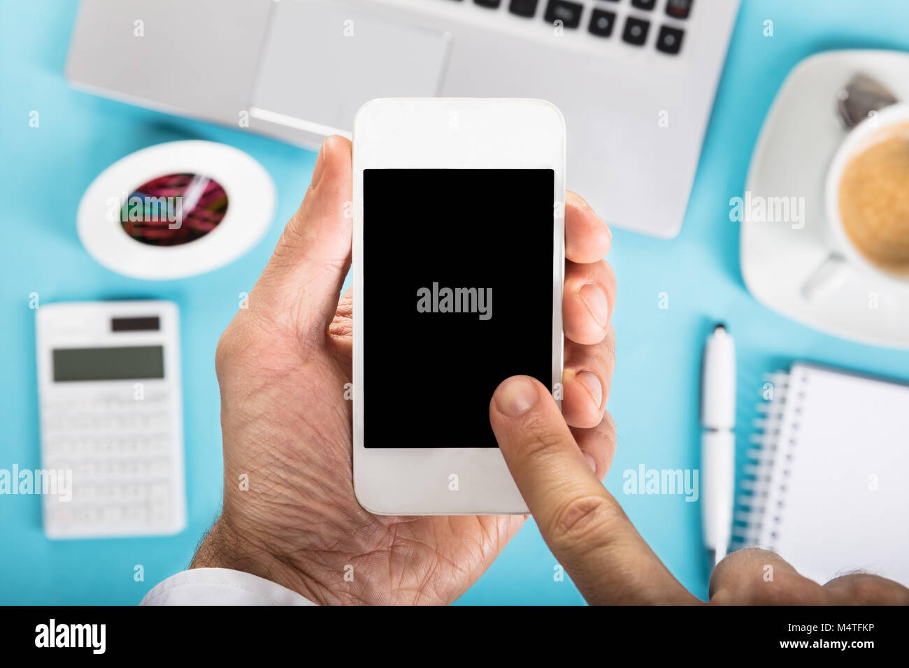 Close-up di un imprenditore tenendo premuto lo schermo è vuoto Smart Phone in Office Foto Stock