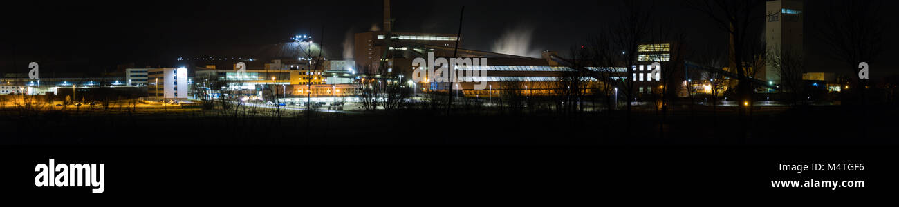 Zielitz, Germania - Febbraio 17,2018: panorama notturno del più grande impianto di cloruro di potassio in Germania, Zielitz impianto di cloruro di potassio in Sassonia-Anhalt. Foto Stock