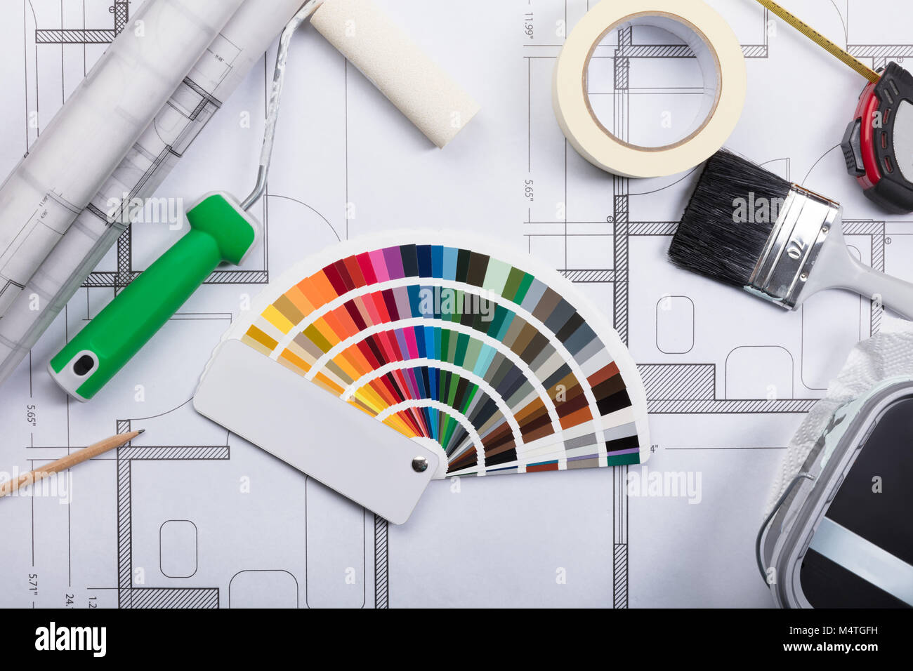 Elevato angolo di visione del colore guida Swatch su Blueprint con rullo di vernice e un pennello Foto Stock