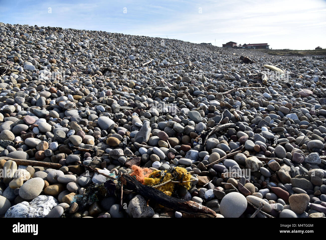 Le foto scattate il 16 febbraio 2018 a Porthcawl, nel Galles del Sud. Mostra dei rifiuti di plastica sulla spiaggia essi mostrano anche i rifiuti e i rifiuti sulla spiaggia Foto Stock